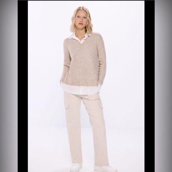 ANN TYLOR Beige V-Neck Sweater with‎ White Collar - Picture 1 of 9
